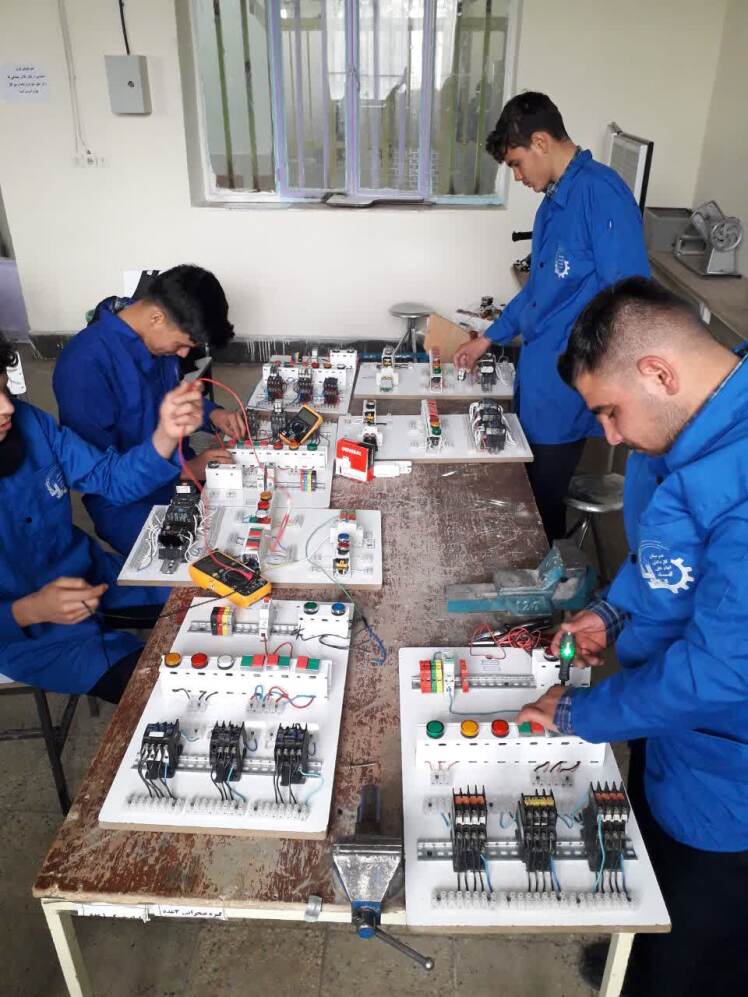 هنرجویان دوازدهم برق در کارگاه برق ۲ مشغول مونتاژ تابلو برق صنعتی