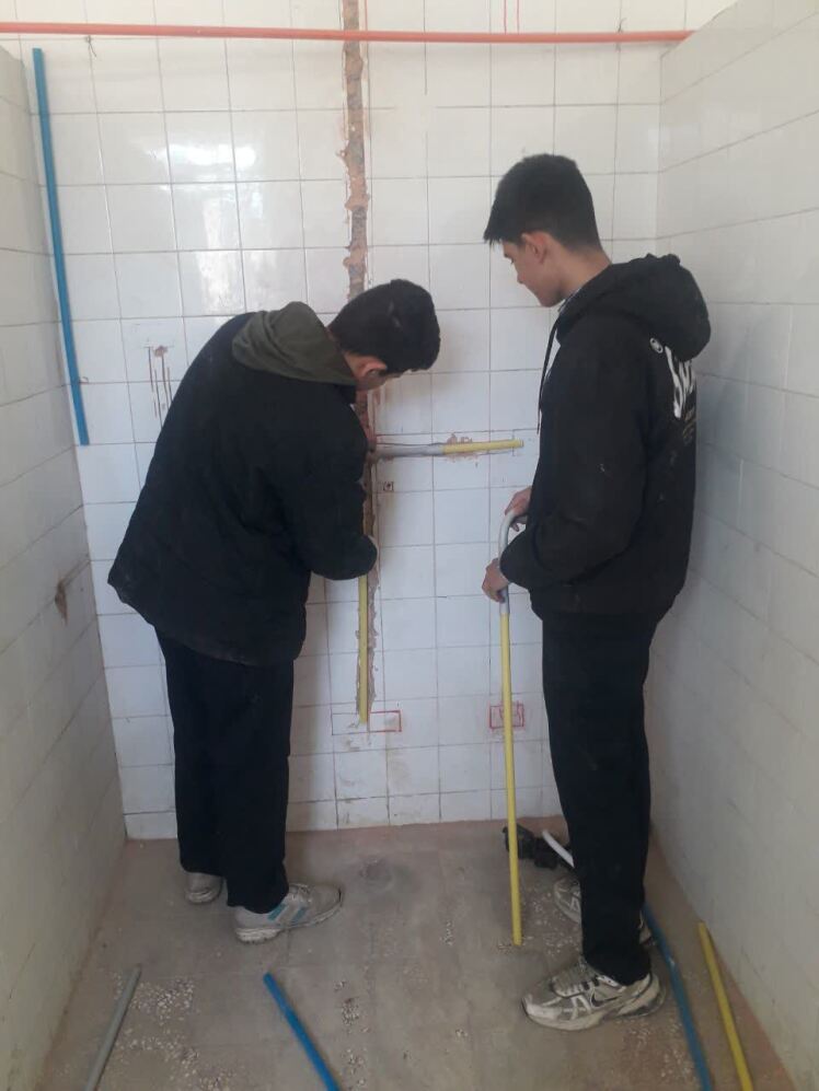 هنرجویان دهم برق انجام تمرینات درس کارگاه سیم کشی ساختمان