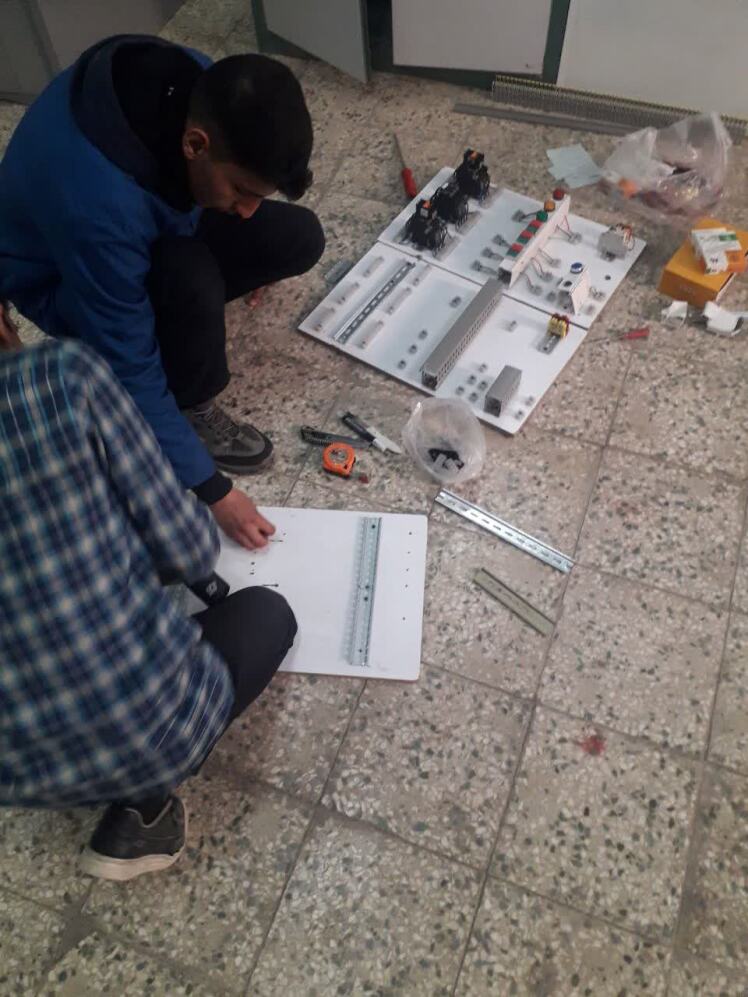 هنرجویان دهم برق در حال انجام پروژه های کارگاهی