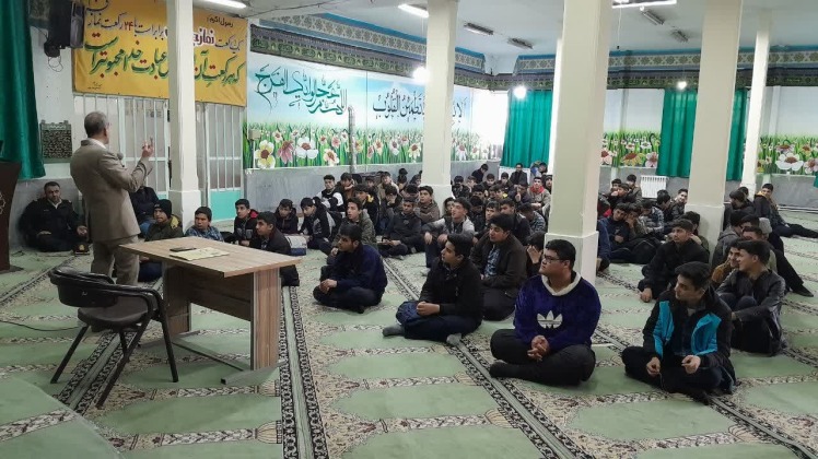 جلسه آشنايي با مخاطرات جرائم و بزه کاری توسط رابط دادگستری آقای دکتر کاویان