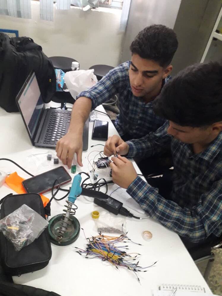 هنرجویان رشته برق در حال کار بر روی پروژه ها